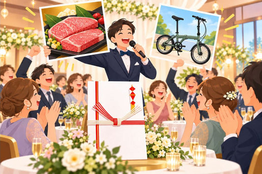 二次会で目玉景品のパネルを掲げて発表する司会者