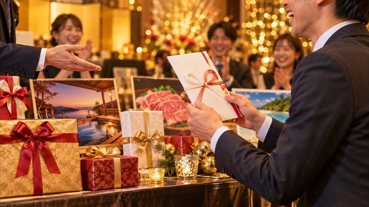 忘年会のビンゴで景品の目録を受け取る社員と並んだ景品