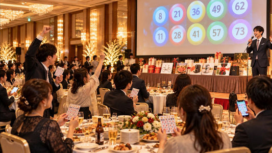 忘年会のビンゴ大会でマイクを持って進行する司会者と参加者