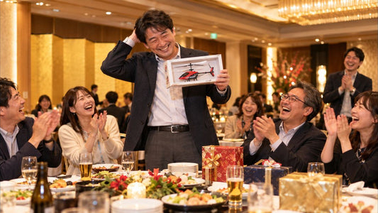 忘年会のビンゴ大会でおもしろ景品が当たり笑い合う社員たち